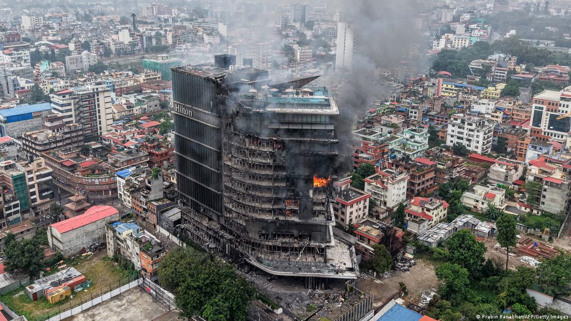Hotel Hilton em chamas em Kathmandu