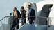 El vicepresidente JD Vance, la segunda dama Usha Vance (centro) y Erika Kirk bajan del Air Force Two, en Phoenix, Arizona. El cuerpo de Charlie Kirk fue transportado en el avión vicepresidencial desde Utah, donde fue asesinado. El vicepresidente JD Vance, la segunda dama Usha Vance (centro) y Erika Kirk bajan del Air Force Two, en Phoenix, Arizona. El cuerpo de Charlie Kirk fue transportado en el avión vicepresidencial desde Utah, donde fue asesinado.