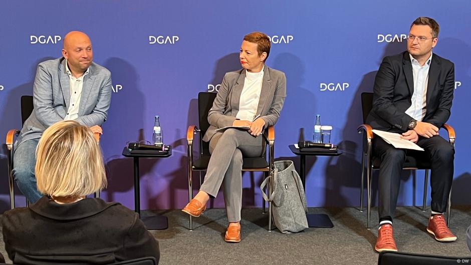 Umesto prvobitno najavljenog Tilmana Kubana, poslanik CDU u Bundestagu, na diskusiji u Berlinu govorio je Manuel Saracin, bivši poslanik nemačkih Zelenih (levo)