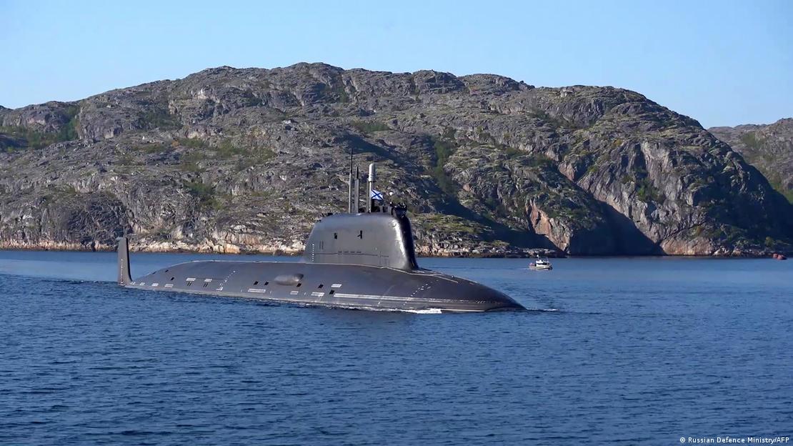 Un submarino semisumergido en el mar frente a una montaña. Captura de video tomada de una filmación publicada por el Ministerio de Defensa de Rusia el 12 de septiembre de 2025, muestra a las Fuerzas Armadas Rusas participando en los ejercicios militares conjuntos Zapad-2025 (Oeste-2025) de las fuerzas armadas de la Federación de Rusia y la República de Bielorrusia en un lugar no revelado. Un submarino semisumergido en el mar frente a una montaña. Captura de video tomada de una filmación publicada por el Ministerio de Defensa de Rusia el 12 de septiembre de 2025, muestra a las Fuerzas Armadas Rusas participando en los ejercicios militares conjuntos Zapad-2025 (Oeste-2025) de las fuerzas armadas de la Federación de Rusia y la República de Bielorrusia en un lugar no revelado.
