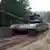 Belarus | Russisches Militärmanöver Zapad 2025: Panzerfahrzeug auf Feldweg am Waldrand