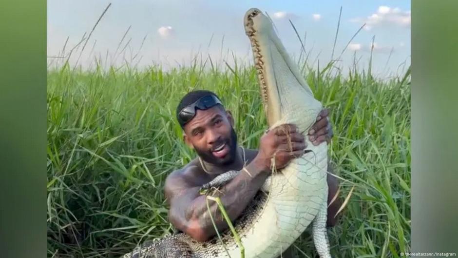 Crocodile wrestling influencer flaunts wildlife rules  DW  09/12/2025