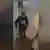 Imagen tomada de una cámara de seguridad en la que se muestra al presunto asesino de Charlie Kirk: un hombre blanco que viste pantalones, sudadera y gorra oscuras, y que usa gafas de sol.