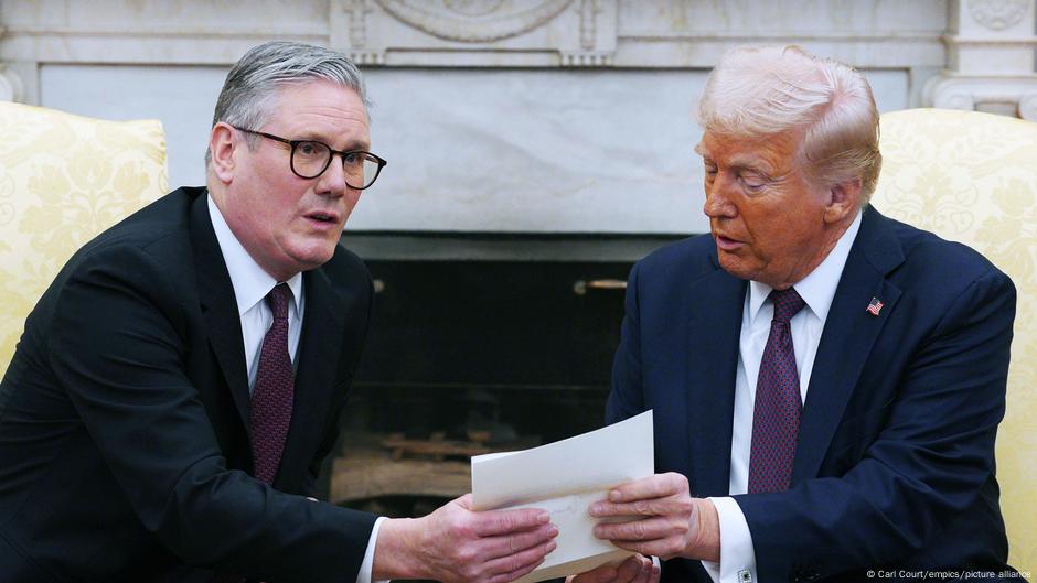 Britanski premijer Starmer predaje kraljevo pismo američkom predseniku Trampu.