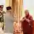 Sushila Karki da la bienvenida al presidente de Nepal, Ram Chandra Poudel, tras tomar posesión como primera ministra interina en una ceremonia celebrada en la residencia presidencial de Katmandú, el viernes (12.09.2025)