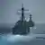 Los destructores de misiles guiados clase Arleigh Burke, USS Higgins y USS Sampson, de la Armada de los EE. UU., realizan una maniobra de demostración de fuerza durante un ejercicio de tránsito por el estrecho desde la pasarela del portaaviones nuclear clase Nimitz, USS Theodore Roosevelt, el 11 de agosto de 2017 en el océano Pacífico.