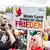 Eine Frau hält auf einer Friedensdemo in Berlin am 13. September 2025 ein Plakat in die Höhe -darauf steht: "Unser Land wünscht sich FRIEDEN". In der linken Ecke des Plakats ist eine Friedenstaube abgebildet, in der rechten Ecke steht der Parteiname "Bündnis Sahra Wagenknecht". Das BSW war Mitinitiator der Demo. 