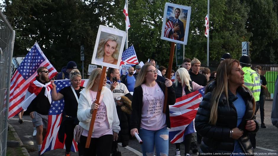 Britanci sa slikama Čarlija Kirka ubijenog američkog aktiviste i ukrajinkske izbeglice Irine Zartutsk koja je ubijena u Americi u gradskom prevozu.
