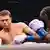 El boxeador mexicano esquiva un golpe del estadounidense sobre el ring en Las Vegas este 13 de septiembre de 2025.