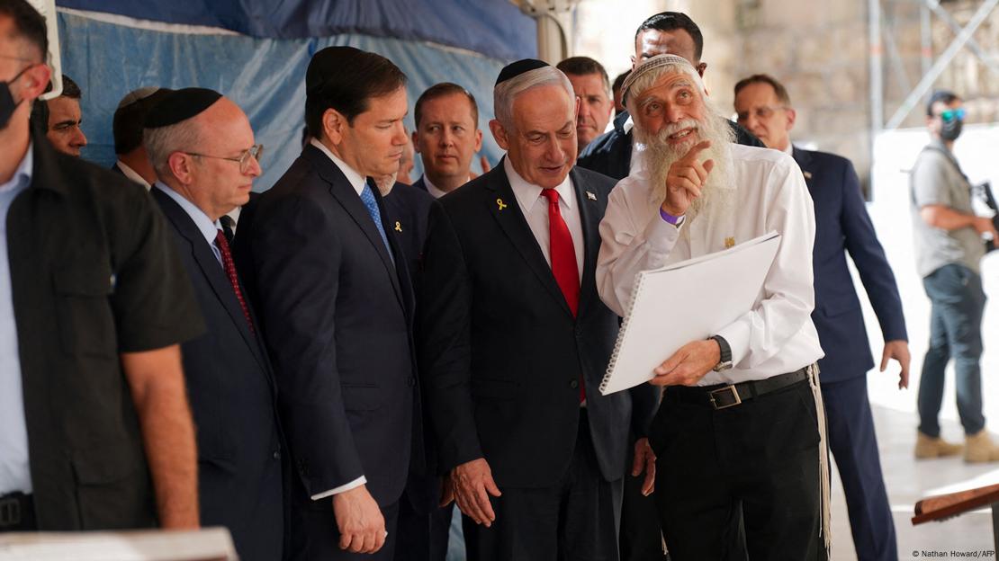 İsrail Başbakanı Benyamin Netanyahu kendisine gösterilen bir belgeyi inceliyor