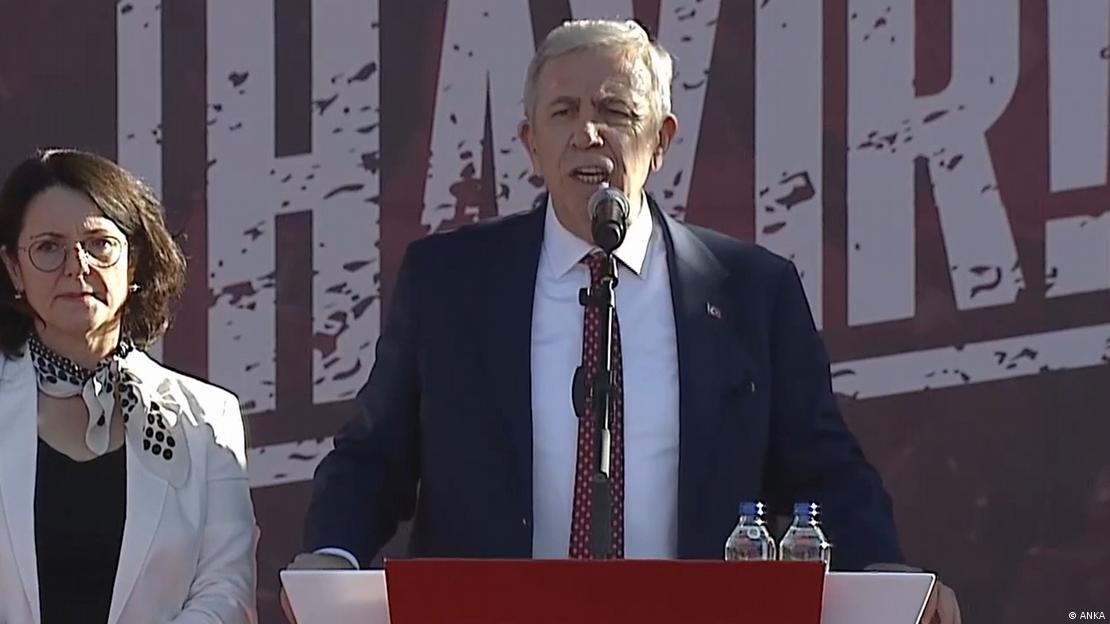 Ankara Büyükşehir Belediye Başkanı Mansur Yavaş bir miting sırasında kürsüde konuşuyor
