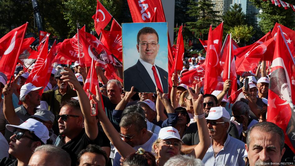 Turkey: Thousands protest against crackdown on opposition