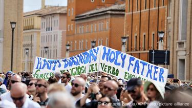 Fieles sostienen una pancarta con el mensaje "feliz cumpleaños, santo padre", en el Vaticano (14.09.2025) Fieles sostienen una pancarta con el mensaje "feliz cumpleaños, santo padre", en el Vaticano (14.09.2025)