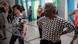 Mulheres de pé, enfileiradas, participam de curso de step em Centro de Referência do Idoso no centro de São Paulo Mulheres de pé, enfileiradas, participam de curso de step em Centro de Referência do Idoso no centro de São Paulo