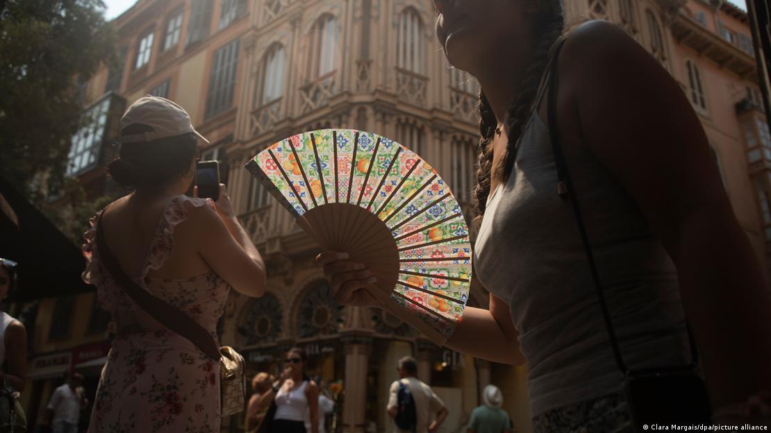 Una mujer con un abanico en Mallorca. (Archivo).
