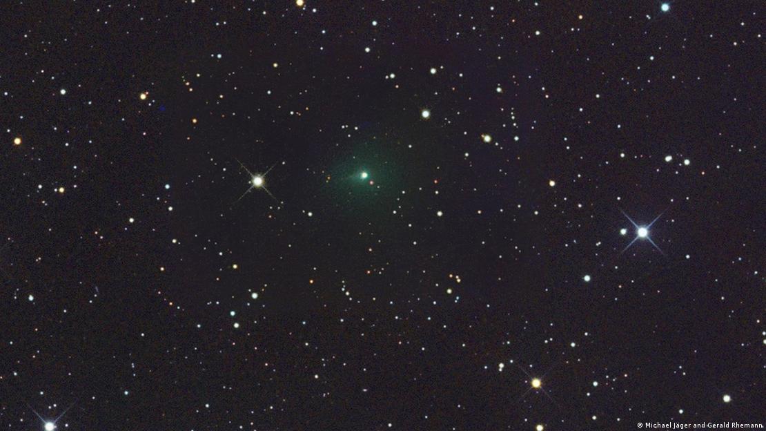 En septiembre, el cometa interestelar 3I/ATLAS experimentó un notable cambio de color rojizo a verde esmeralda. En septiembre, el cometa interestelar 3I/ATLAS experimentó un notable cambio de color rojizo a verde esmeralda.