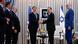 Marco Rubio saluda a Isaac Herzog en un despacho oficial, con las banderas de ambos países detrás. Marco Rubio saluda a Isaac Herzog en un despacho oficial, con las banderas de ambos países detrás.