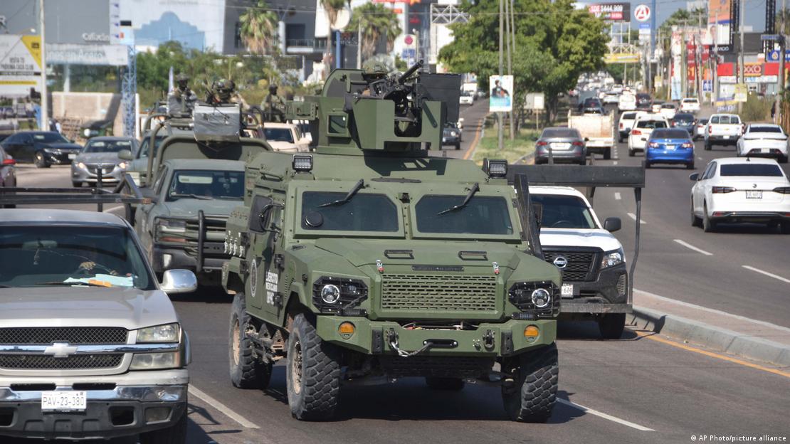 Tanques de guerra circulan entre autos por la ciudad.