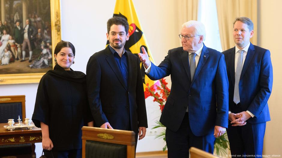 Lahav Šani sa suprugom Miri Saadon Šani (levo) i Florjano Vīgand (desno), intendant Minhenske filharmonije, na razgovoru kod nemačkog predsednika Frank-Valtera Štajnmajera (drugi s desna) u dvorcu Belvi. Šani je 15.09.2025. sa Minhenskom filharmonijom nastupio na Muzičkom festivalu u Berlinu - na koji je pozvan kao odgovor na otkazivanje koncerta u belgijskom Gentu.