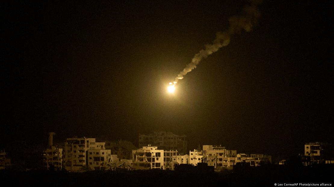 Una bengala del ejército israelí sobrevuela los edificios destruidos durante las operaciones terrestres y aéreas israelíes en el norte de la Franja de Gaza, en una imagen tomada desde el sur de Israel. (15.09.2025)