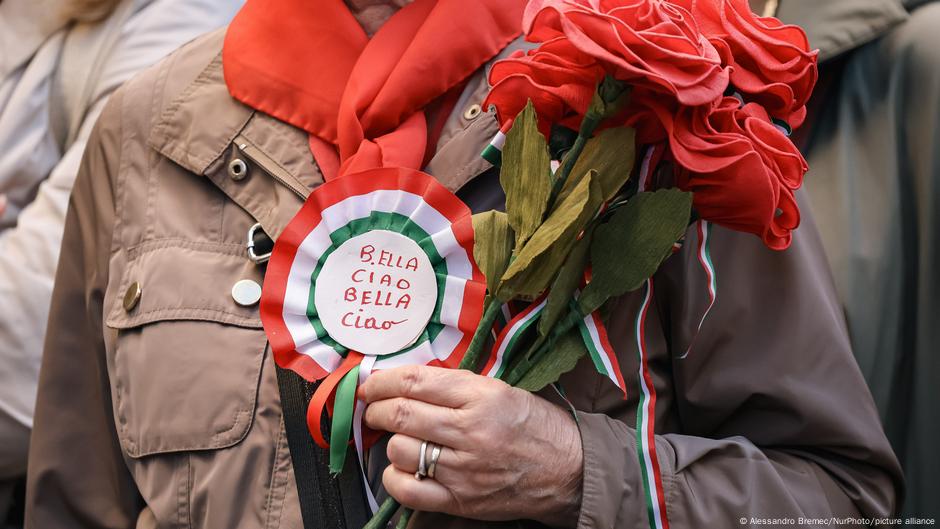 Bella Ciao: Protest song in focus after Charlie Kirk killing  DW  09/18/2025