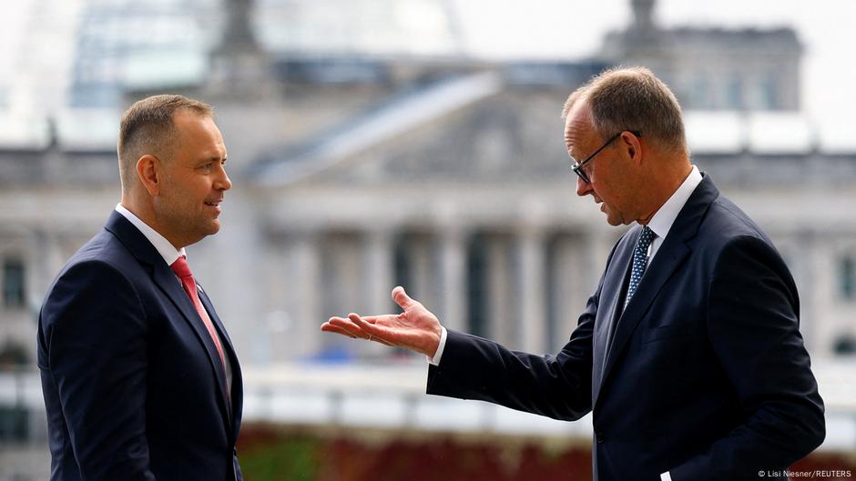 Niemiecki dziennik o Nawrockim: widzi relacje przez pryzmat historii