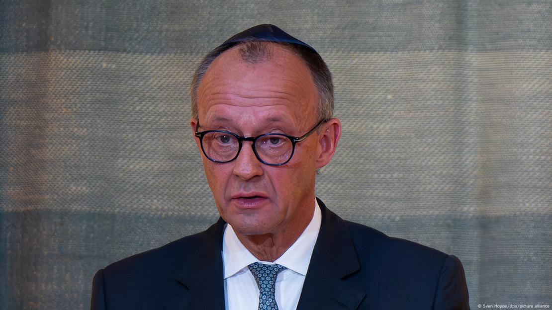 O chanceler alemão Friedrich Merz vestindo uma kipá preta