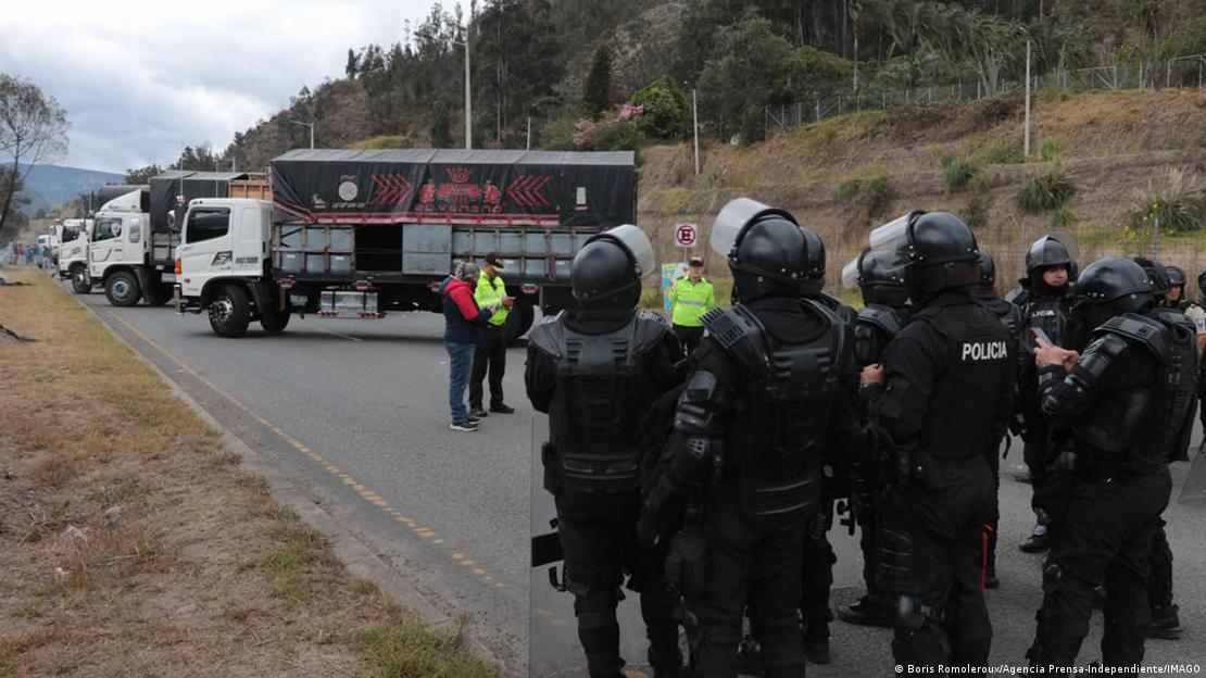 Transportistas bloquean la vía Cuenca Azogues, en Cuenca, en protesta por el aumento del precio del diésel (15.09.2025)