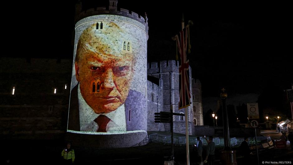 Proyectan fotos de Trump y Epstein en castillo de Windsor – DW – 17/09/2025