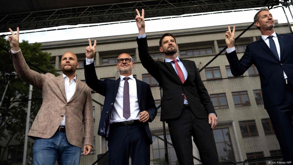 Lideri četiri stranke (s leva na desno: Jaroslav Nad, Branislav Greling, Mihal Šimecka i Milan Majerski) obratili su se okupljenima koji su protestovali protiv mera koje vlada predlaže u cilju smanjenja troškova