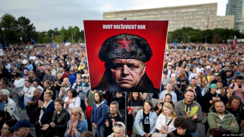 Od povratka na vlast 2023. Fico se suočio s nizom protesta zbog ograničavanja prava i bliskih veza s ruskim predsednikom Vladimirom Putinom. Na transparentu na fotografiji piše „Dosta je crvenog boljševika“