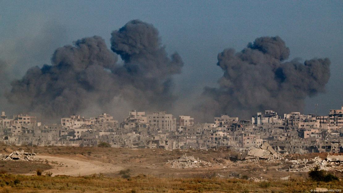 İsrail'in Gazze'de yerleşim bölgelerini, Filistinlilerin evlerini yerle bir eden bombardımanları sonrasında gökyüzüne yükselen kara dumanlar.