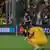 De amarillo, los jugadores del Borussia Dortmund contemplan atónitos el festejo de la Juventus al lograr el increíble 4-4.