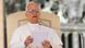 Papst Leo in weißer Papstrobe steht mit Redemanuskripten in der Hand hinter einem Mikrophon. Papst Leo in weißer Papstrobe steht mit Redemanuskripten in der Hand hinter einem Mikrophon.