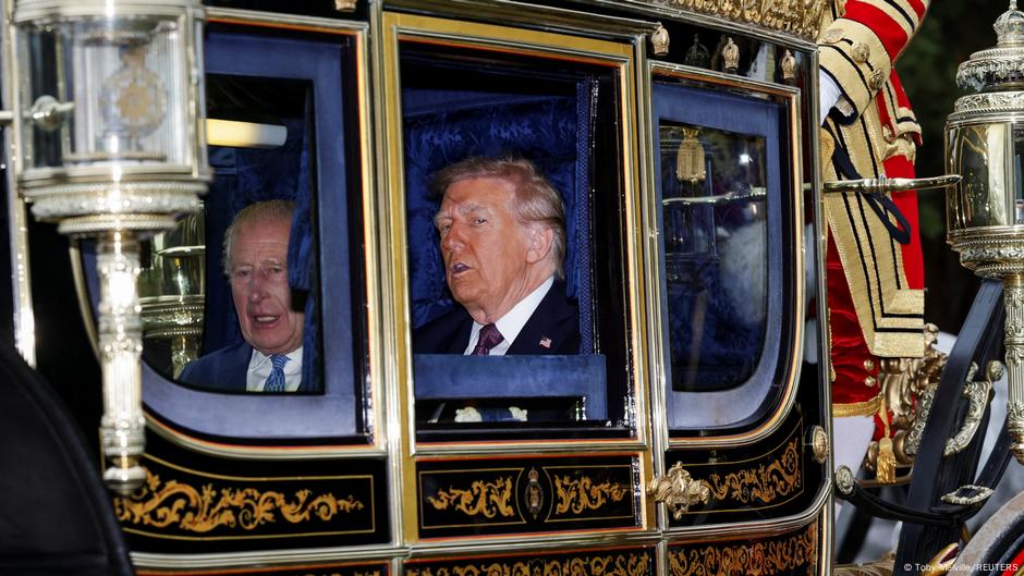Čarls IIi i Donald Tramp u kraljevskoj kočiji