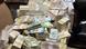 Grămadă de bancnote pe o masă: euro, dolari, lei românești, lei moldovenești Grămadă de bancnote pe o masă: euro, dolari, lei românești, lei moldovenești