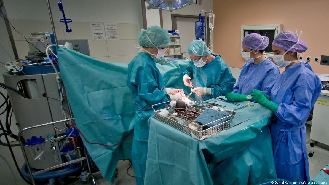 Bir ameliyathanede operasyon sırasında dört sağlık personeli