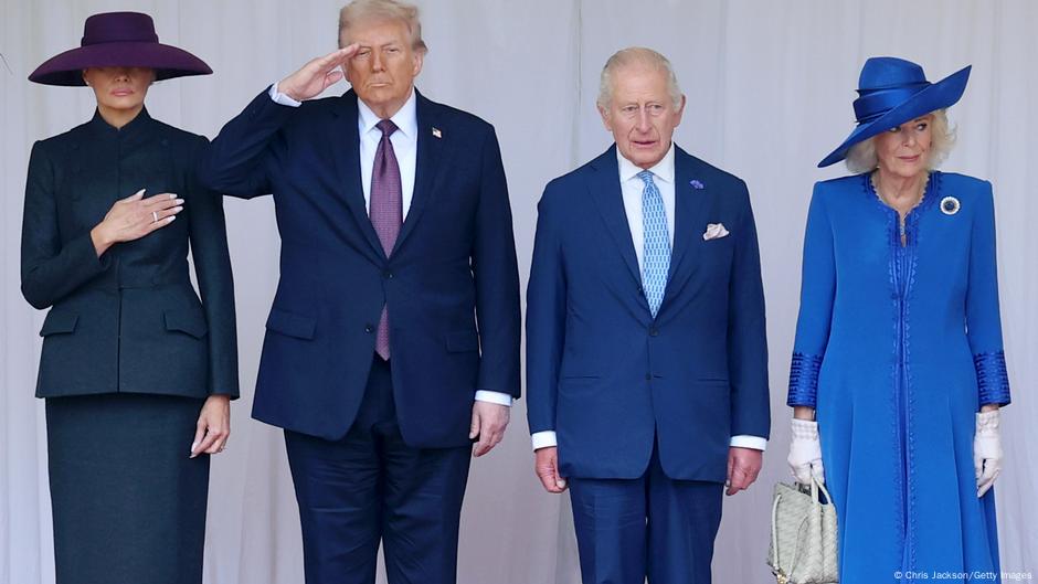 Prva dama Melanija Tramp, predsednik SAD Donald Tramp, kralj Čarls III i kraljica Kamila tokom državne posete predsednika Sjedinjenih Američkih Država u zamku Vindzor, 17. septembra 2025.