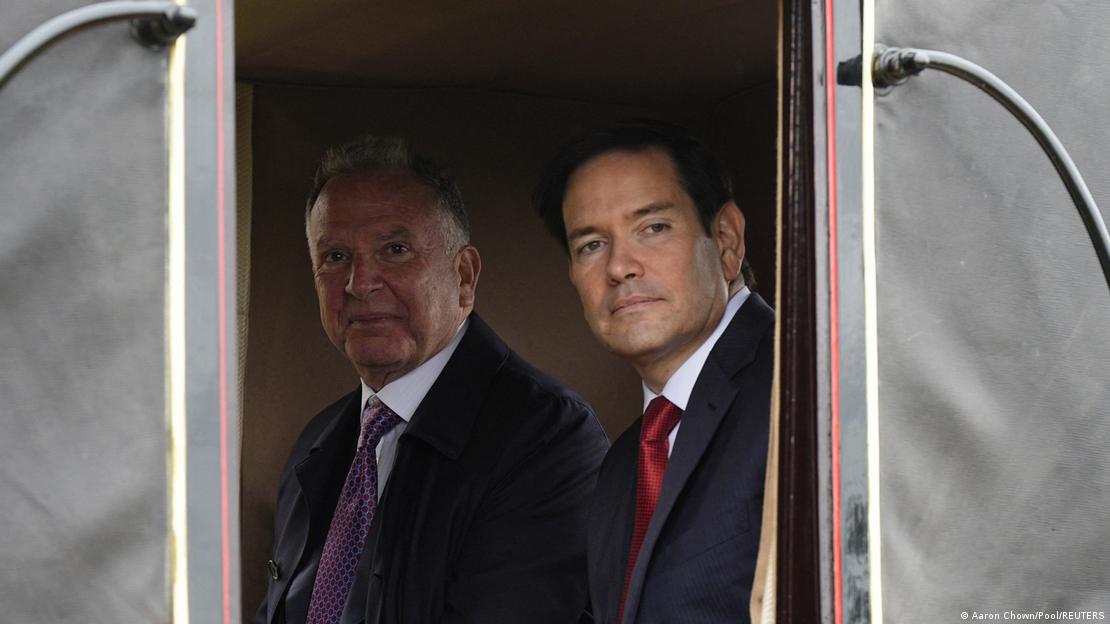 ABD Başkanı Donald Trump'ın Özel Temsilcisi Steve Witkoff ile Dışişleri Bakanı Marco Rubio bir kapı aralığından dışarı bakarken