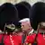 El presidente de los Estados Unidos, Donald Trump, entre los soldados de una guardia de honor durante una ceremonia de bienvenida en el patio del castillo de Windsor.