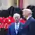Donald Trump gesticula ante un guardia real británico ante la mirada de Carlos III.