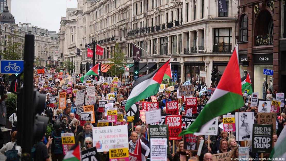 Großbritannien London 2025 | Ein Demonstrationszug zieht durch eine Straße in London, etliche Demonstranten halten Schilder mit der Aufschrift "Stop Trump" in die Höhe