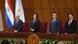 El presidente argentino, entre el presidente de la Corte Suprema de Justicia de Paraguay, César Manuel Diesel y los presidentes del Congreso, Basilio Núñez y de la Cámara de Diputados, Raúl Latorre, con las banderas de ambos países detrás. El presidente argentino, entre el presidente de la Corte Suprema de Justicia de Paraguay, César Manuel Diesel y los presidentes del Congreso, Basilio Núñez y de la Cámara de Diputados, Raúl Latorre, con las banderas de ambos países detrás.