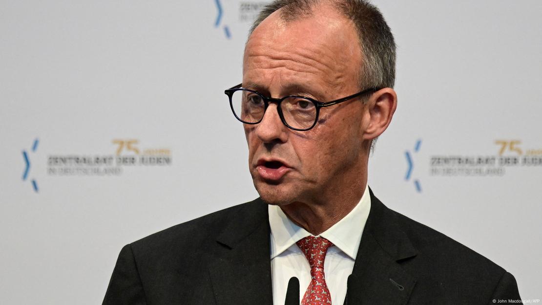 Friedrich Merz duke folur para mikrofonit