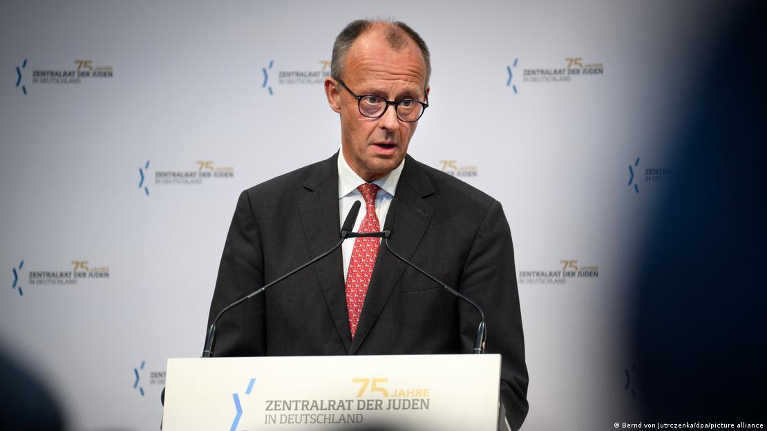 Friedrich Merz an einem Rednerpult