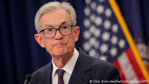 Fed Başkanı Jerome Powell bir basın toplantısında ciddi bir ifade ile muhtemelen bir gazetecinin sorusunu dinliyor