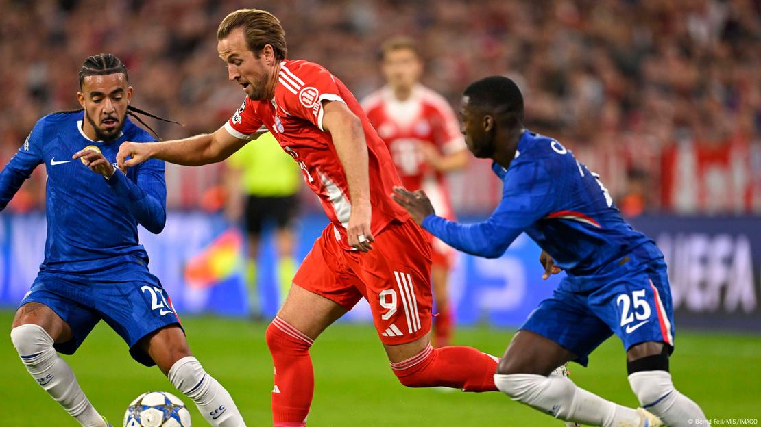 Kane también tuvo un buen comienzo en  la Liga de Campeones con el Bayern, derrotando 3-1 al Chelsea del ecuatoriano Moisés Caicedo (der.)