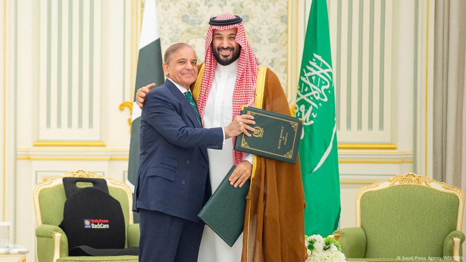 السعودية وباكستان النووية توقعان اتفاقية دفاع مشترك.. ضد من؟