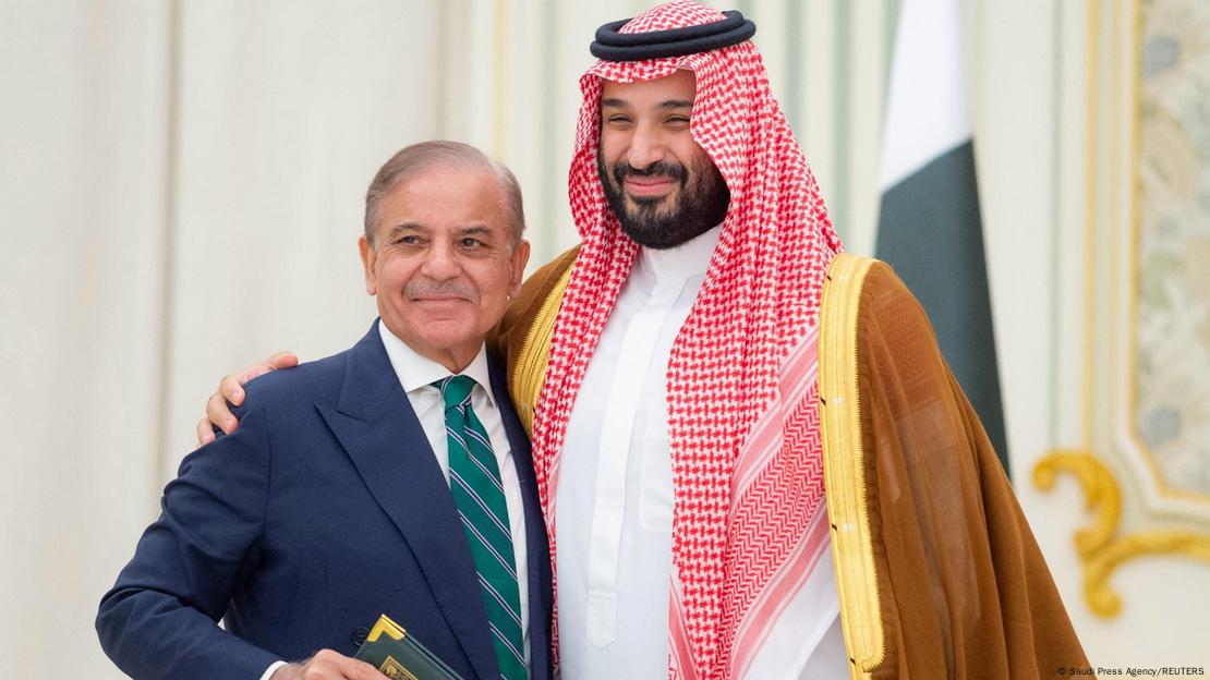 سعودی ولی عہد محمد بن سلمان اور پاکستان وزیر اعظم شہباز شریف کی سترہ ستمبر کو ریاض میں لی گئی ایک تصویر سعودی ولی عہد محمد بن سلمان اور پاکستان وزیر اعظم شہباز شریف کی سترہ ستمبر کو ریاض میں لی گئی ایک تصویر