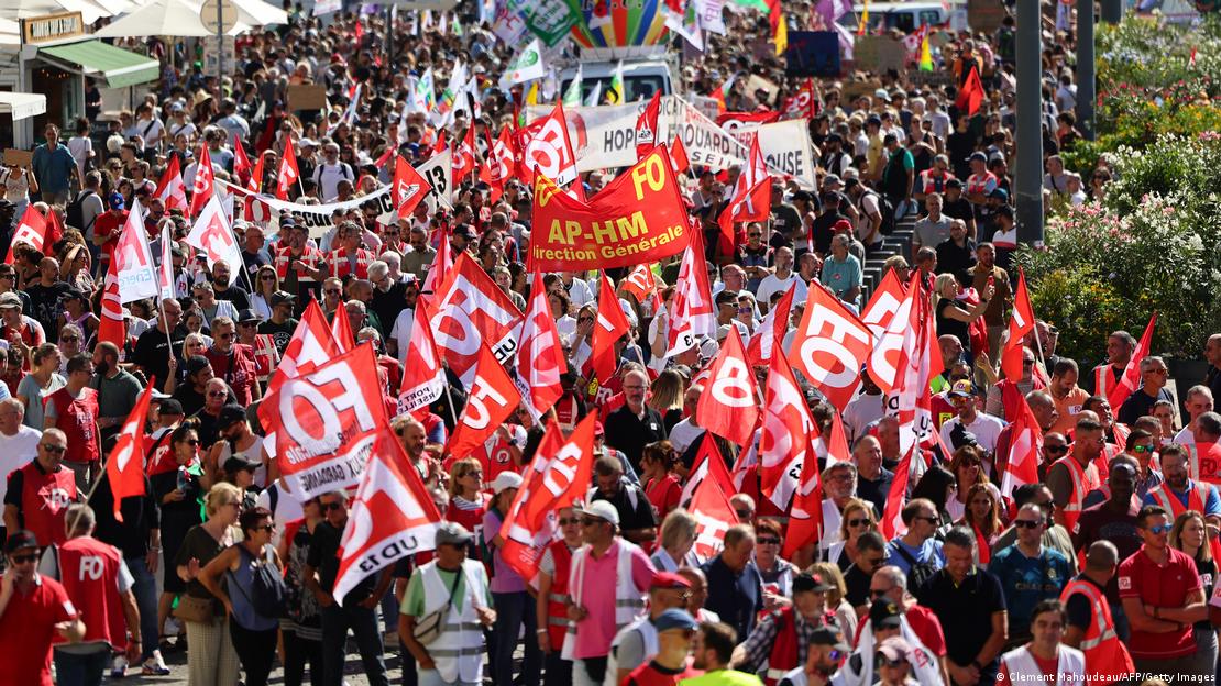 Manifestantes com bandeiras sindicais em Marseille